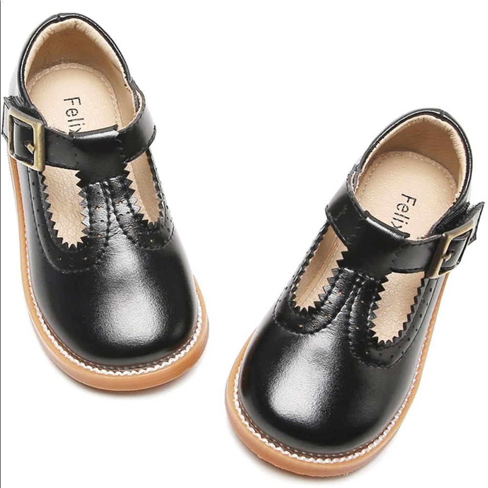 Felix & Flora Toddler Little Girl Mary Jane Dress Shoes size 5 EUC worn 2 times.